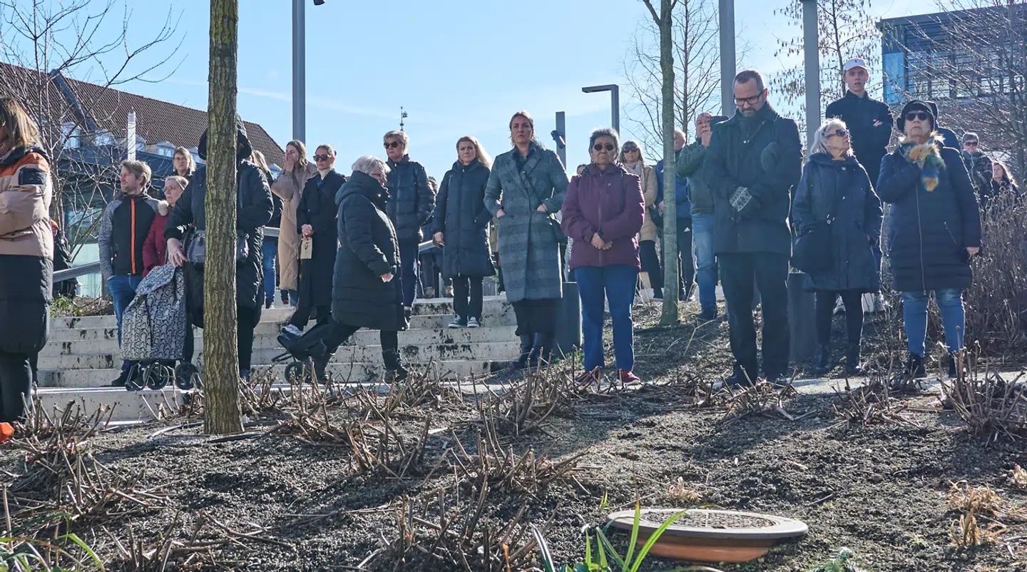 På Budlfi Plads havde mange også taget opstilling mens kisten med Mia Skadhauge Stevn blev båret ind i rustvognen.