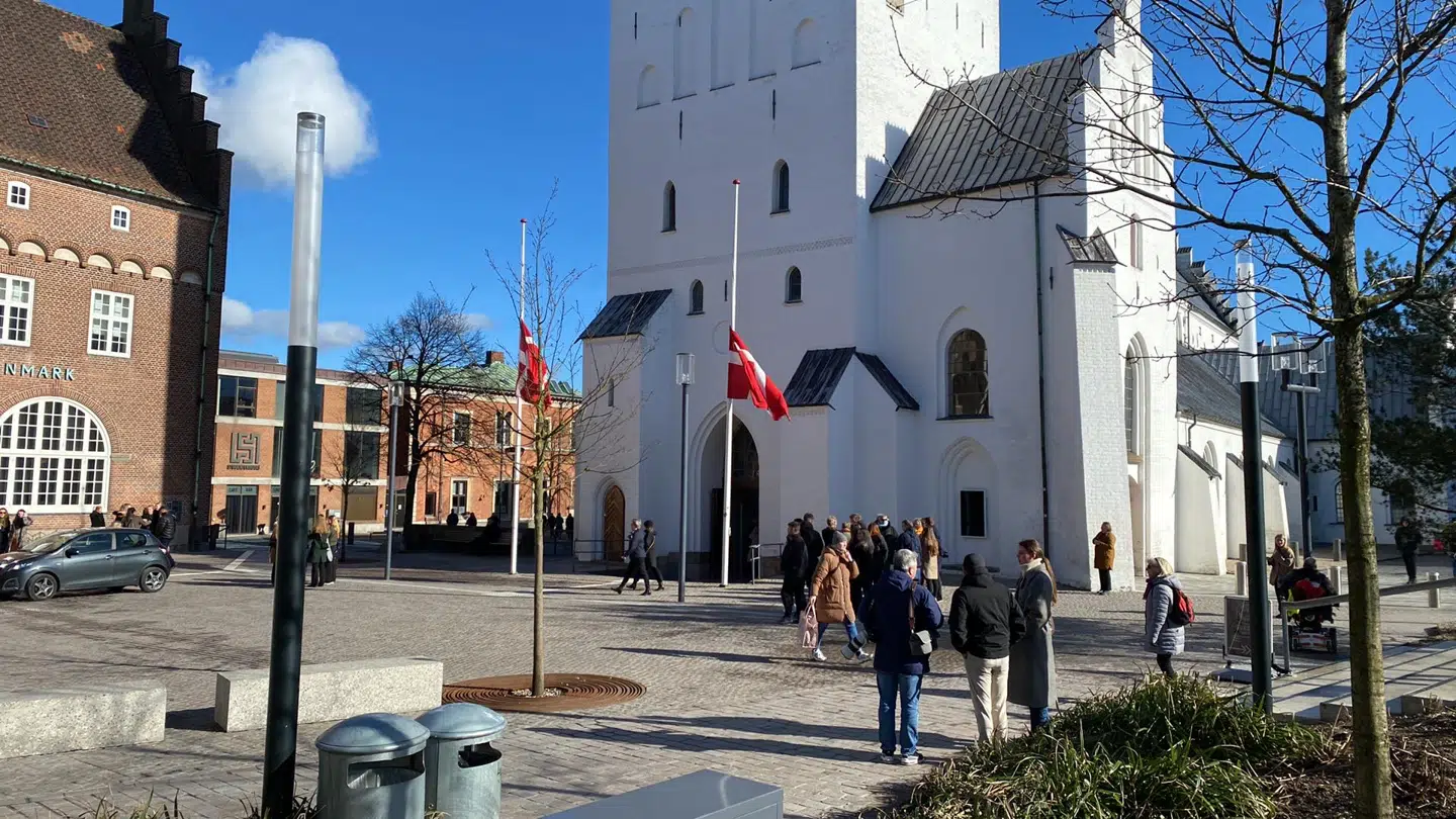 En time før bisættelsen er adskillige ankommet til domkirken.