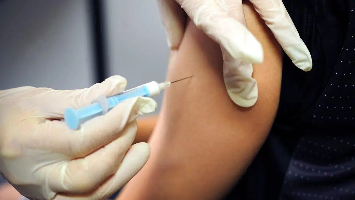 (ARKIV) Tilslutningen til HPV-vaccinen faldt drastisk i kølvandet på TV 2s omdiskuterede dokumentar fra 2015. (Foto: FRED TANNEAU/Ritzau Scanpix)