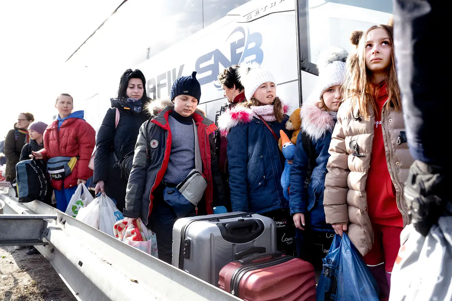 Organisationen Bevar Ukraine har fyldt en bus fra Svaneke-Nexø Bustrafik med nødhjælp og er kørt til den ukrainsk-polske grænse ved Hrebenne. Her bliver nødhjælpen afleveret til forskellige modtagecentre og bussen fyldt med flygtninge, der bliver taget med retur til Tyskland og Danmark.
