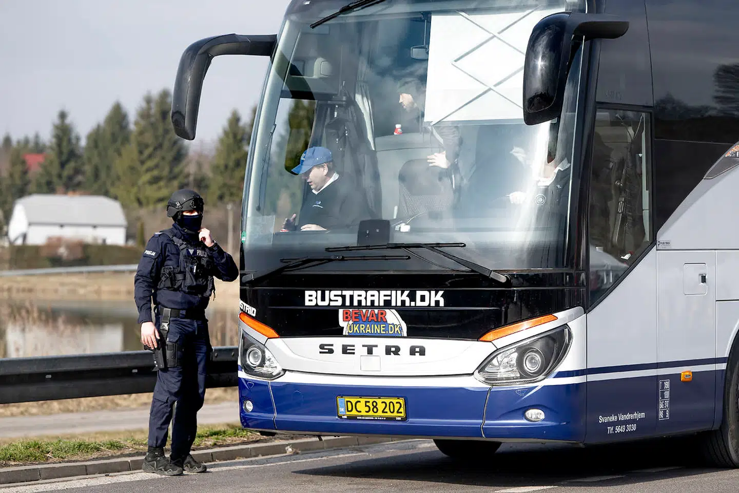 Organisationen Bevar Ukraine har fyldt en bus fra Svaneke-Nexø Bustrafik med nødhjælp og er kørt til den ukrainsk-polske grænse ved Hrebenne. Her bliver nødhjælpen afleveret til forskellige modtagecentre og bussen fyldt med flygtninge, der bliver taget med retur til Tyskland og Danmark.