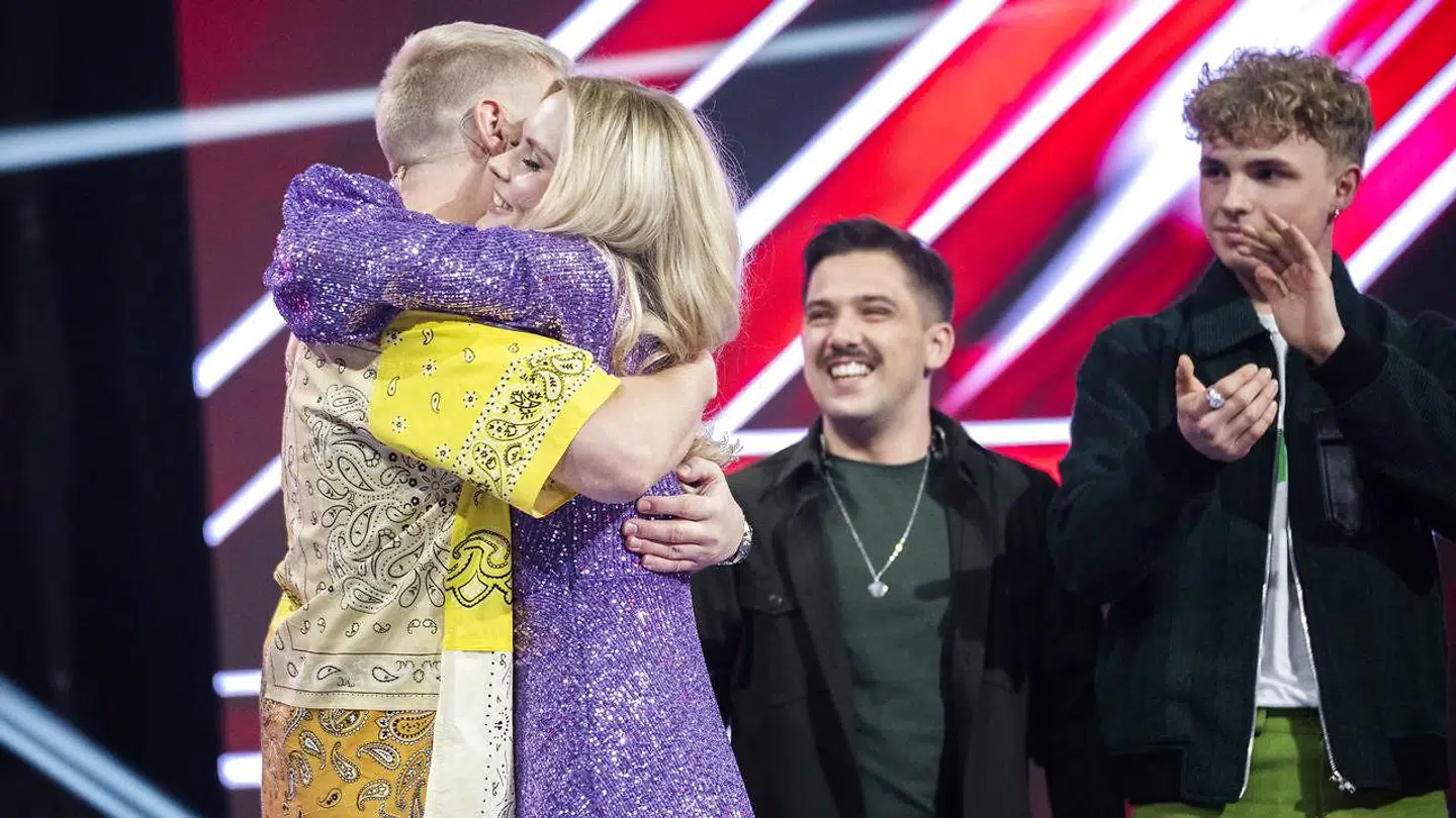 Mille Bergholtz er videre fra første 'X Factor'-liveshow og får et kram af sin dommer, Martin Jensen.