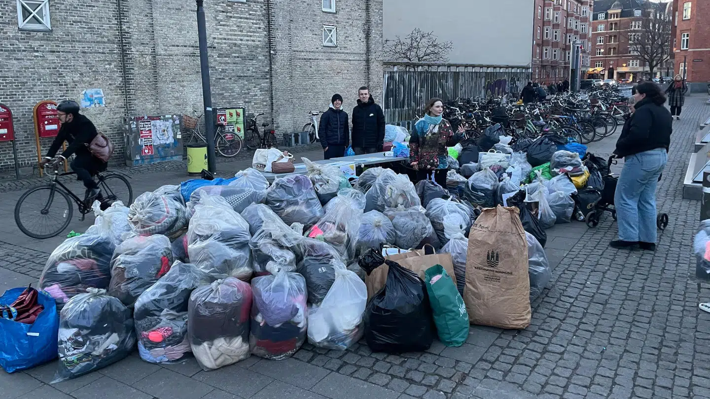 Også DSU Amager har samlet ind. De har omkring 40 m³ sække med tøj, der blev fragtet onsdag. Foto: Privat