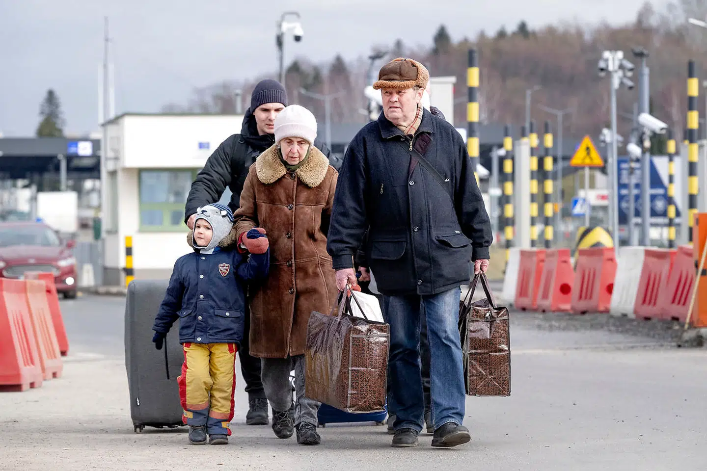 Ukrainske flygtninge på vej ind i Polen efter flere dages flugt. Ved grænsen er der mellem 30 og 80 timers ventetid.