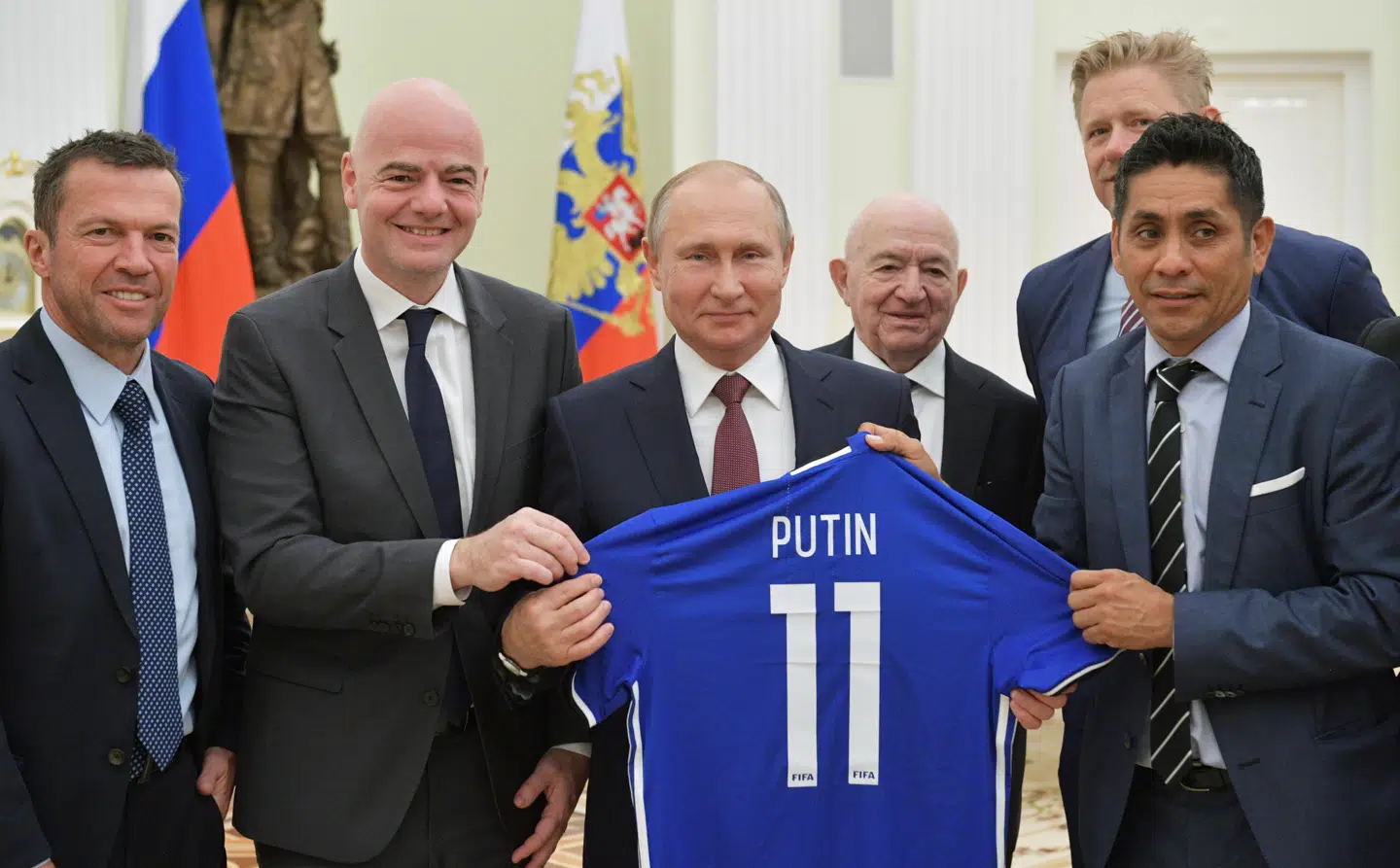 Fra venstre: Lothar Matthäus, Gianni Infantino, Vladimir Putin, Nikita Simonyan, Peter Schmeichel (bagerst) og Jorge Campos.