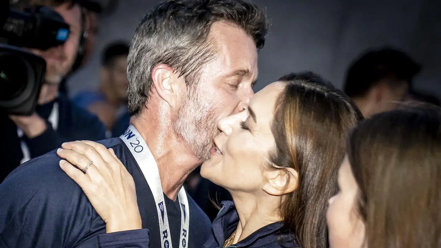 Kronprins Frederik og kronprinsesse Mary har altid livvagter tæt på.