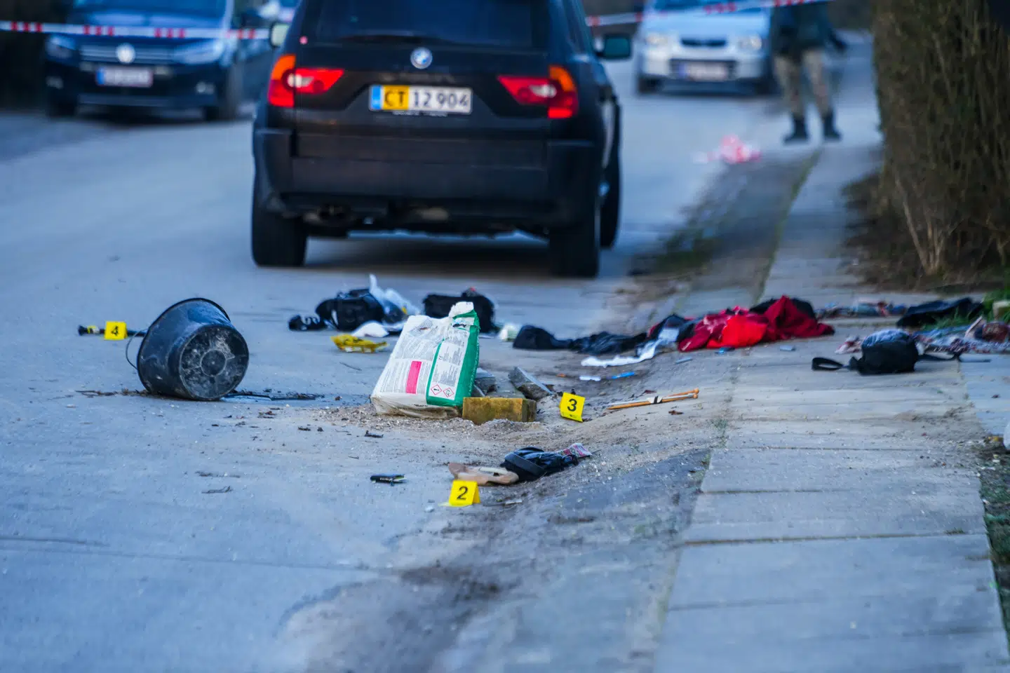 Flere ting ligger på vejen.