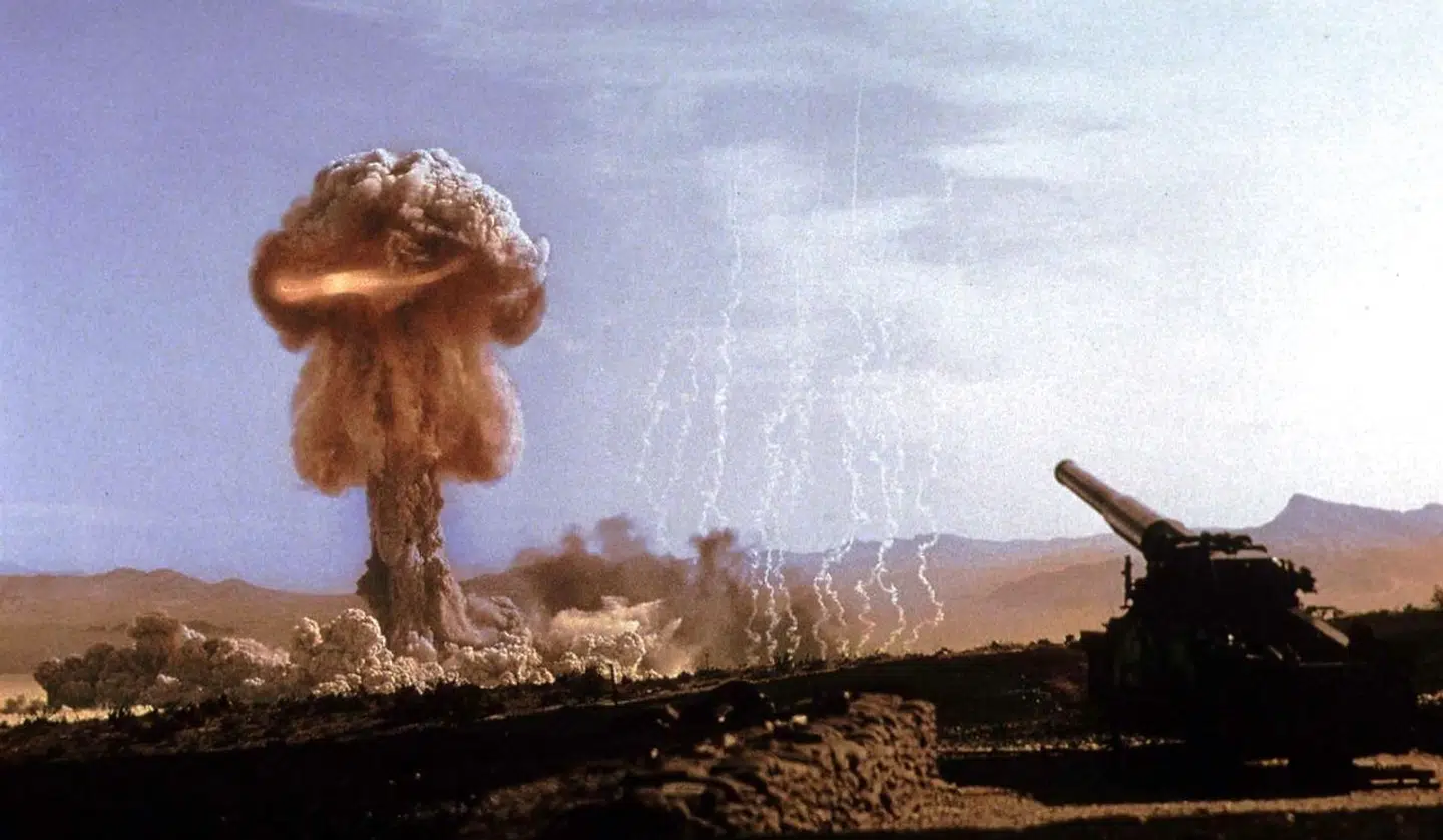Here ses billede af en paddehattesky og kraftig trykbølge efter en prøvesprængning af atombombe i Nevada i USA tilbage i 1953.