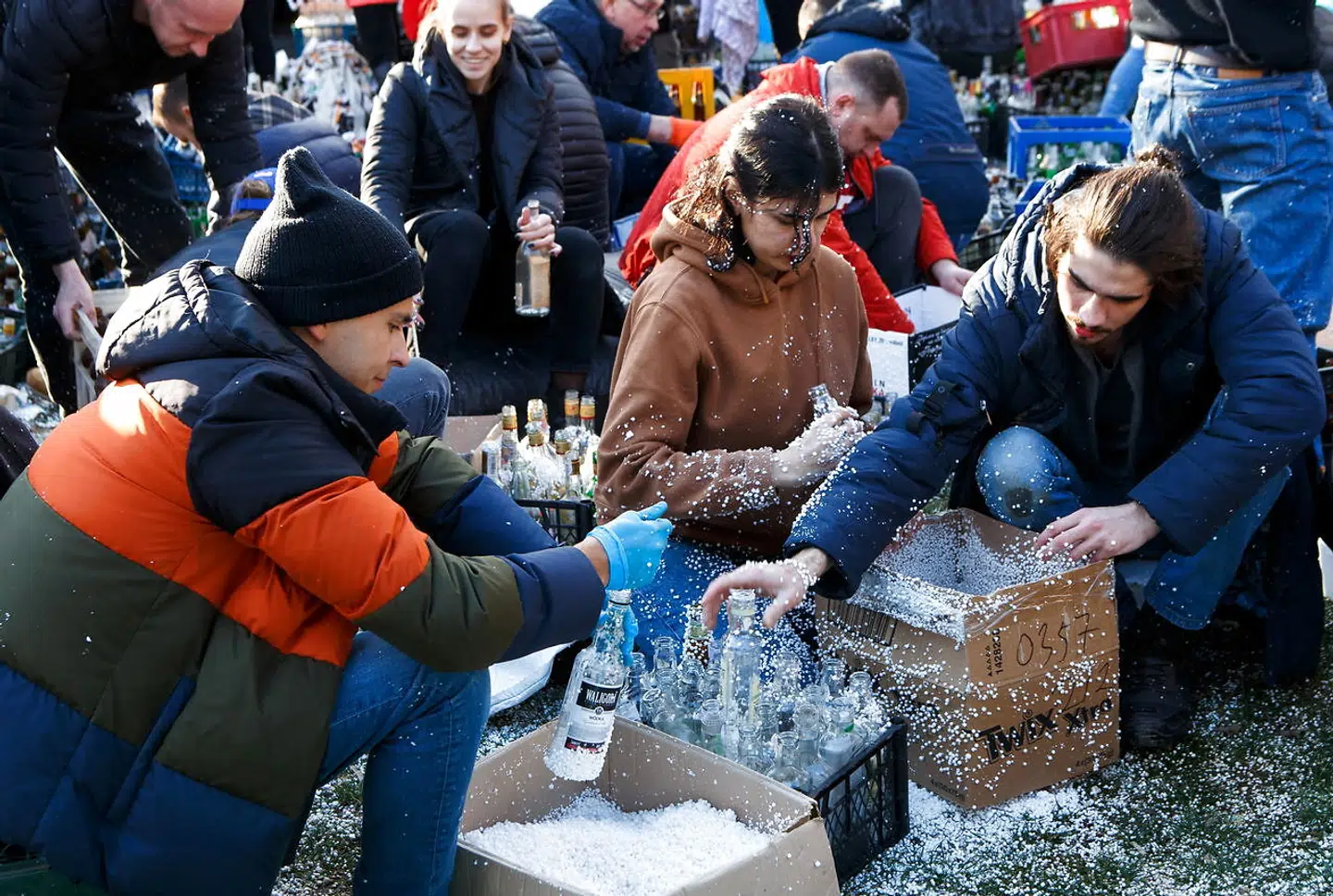 I Uzhhorod bliver der også lavet molotovcocktails. De hvide isoleringskugler bliver hældt i flaskerne for at væsken bedre skal klistre sig til målet.