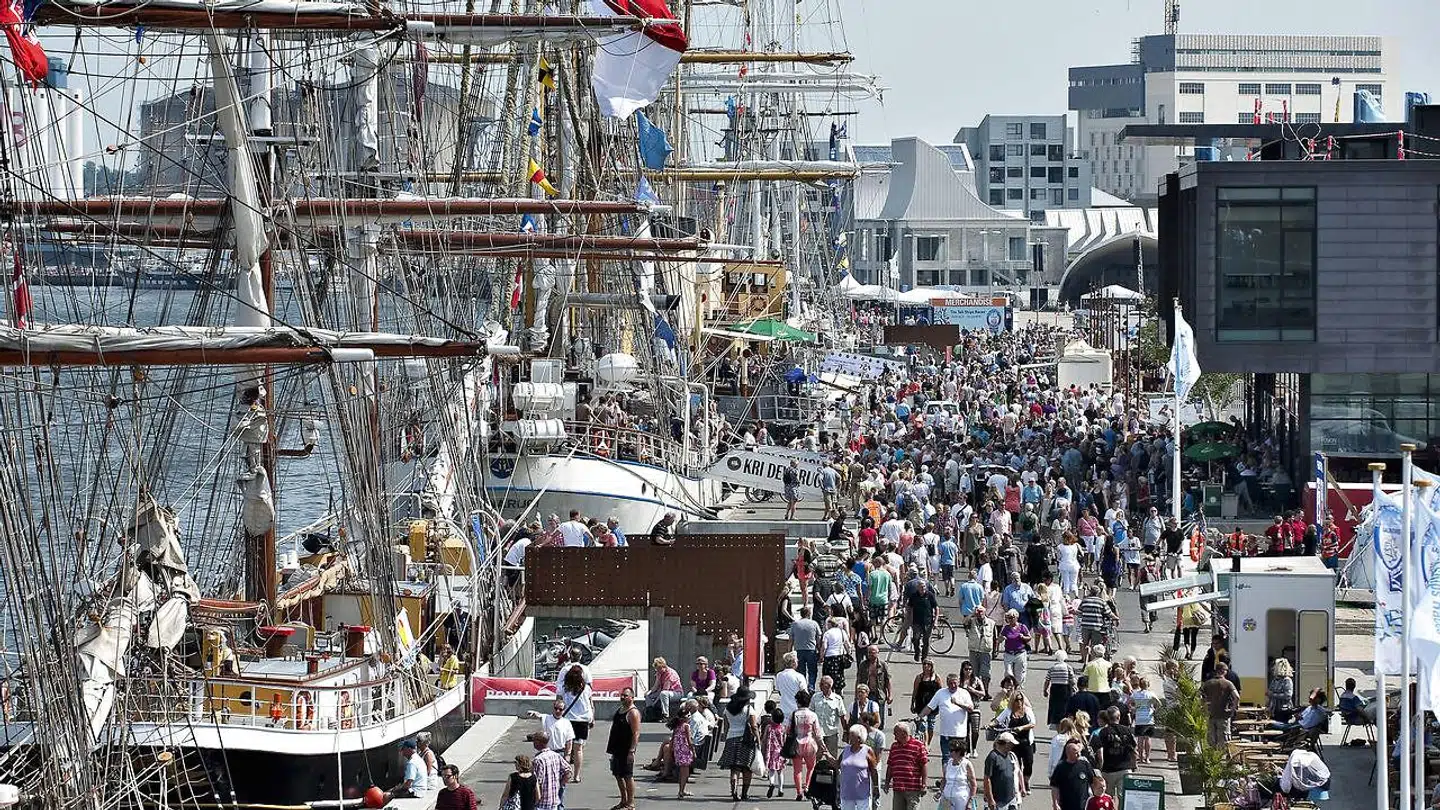 Mange nordjyder plejer at lægge vejen forbi, når der er Tall Ships Race i Aalborg. Men denne gang bliver det altså uden de store russiske træskibe, der plejer at være noget af et trækplaster (arkivfoto).