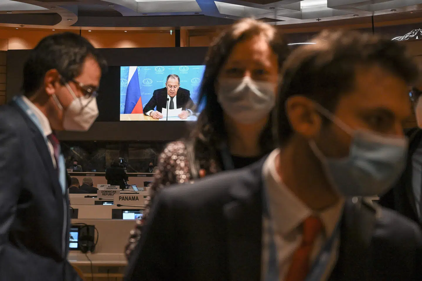 Her ses ambassadører og diplomater udvandre fra salen, mens Sergei Lavrovs video-besked ses på skærmen i baggrunden.