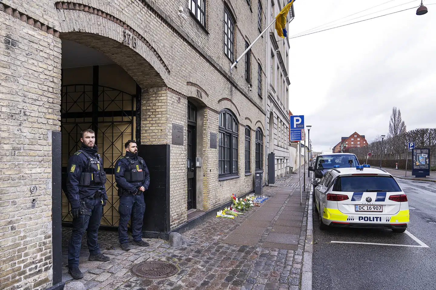 Fredag lå der blomster foran Ukraines ambassade efter den russiske invasion. Claus Bech/Ritzau Scanpix