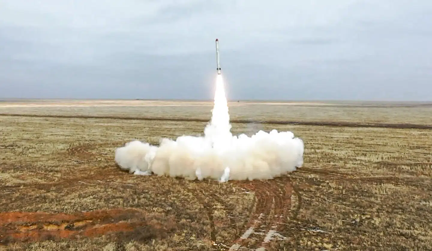 På dette billede ses en prøveaffyring af et russisk missil af typen 'Iskander', der kan transportere atomsprænghoveder, under en øvelse 19. februar 2022.