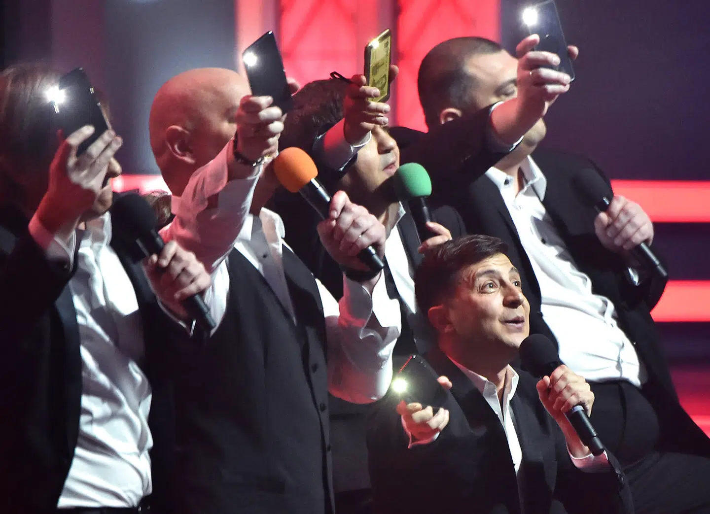 Volodymyr Zelenskyj optræder med sin comedy-gruppe '95th block' under præsidentvalgkampen i 2019.