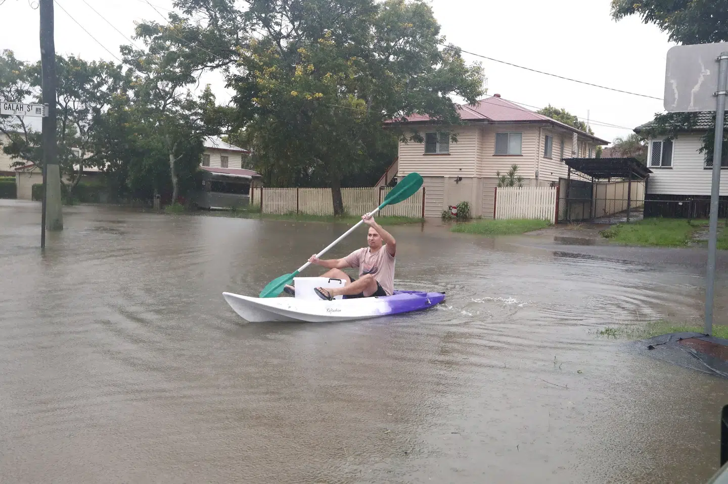 Mange gader i Australien er forvandlet til floder efter kraftig regn. Stringer/Reuters