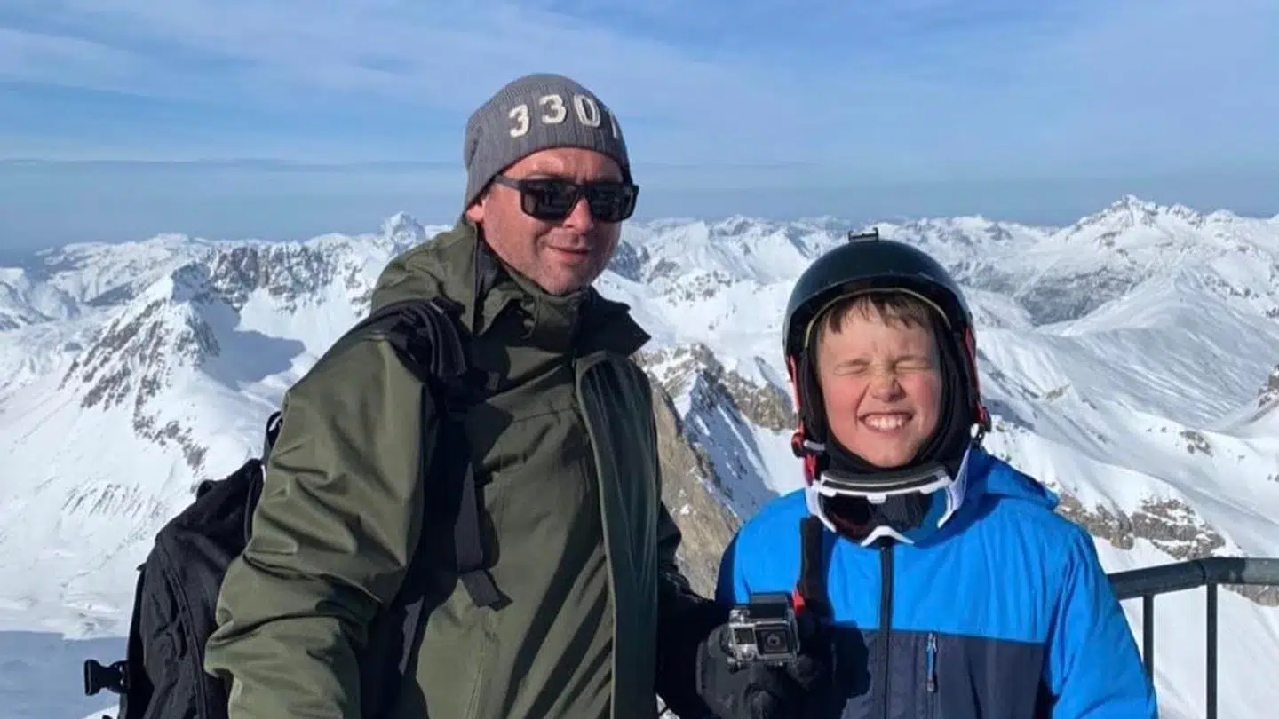 Oleksandr med sin søn, som han efterlader herhjemme i Danmark