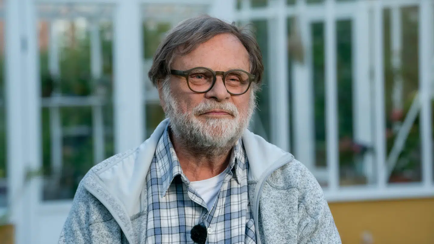 Lars Knutzon som Birgitte Nyborgs gamle mentor Bent Sejrø.