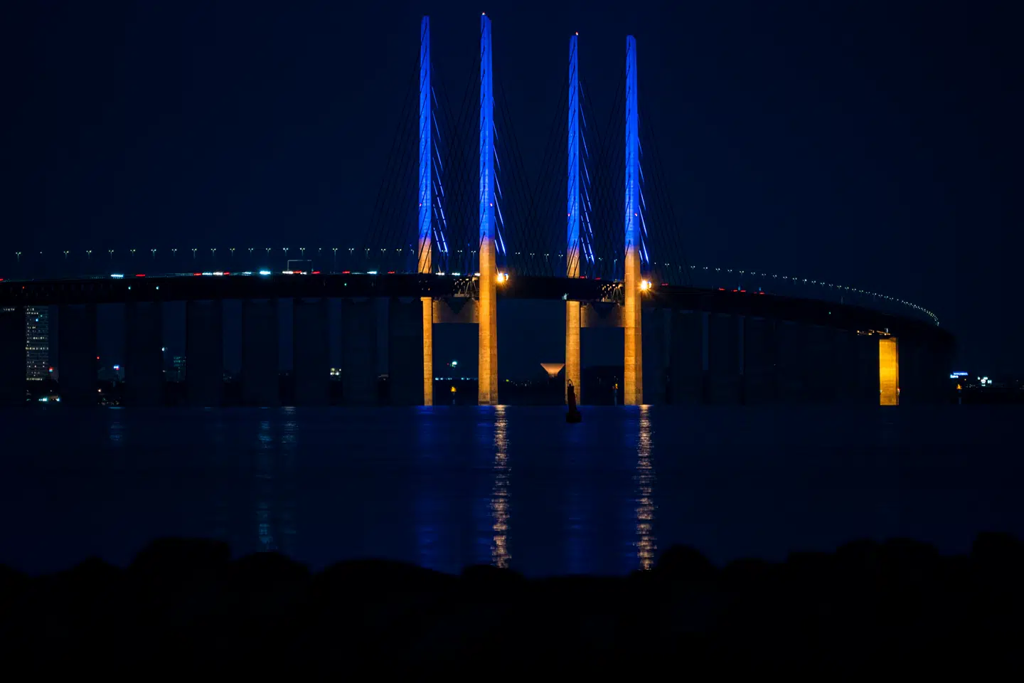 Øresundsbroen er lige nu lyst op i blå og gule farver for at vise støtte til Ukraine.