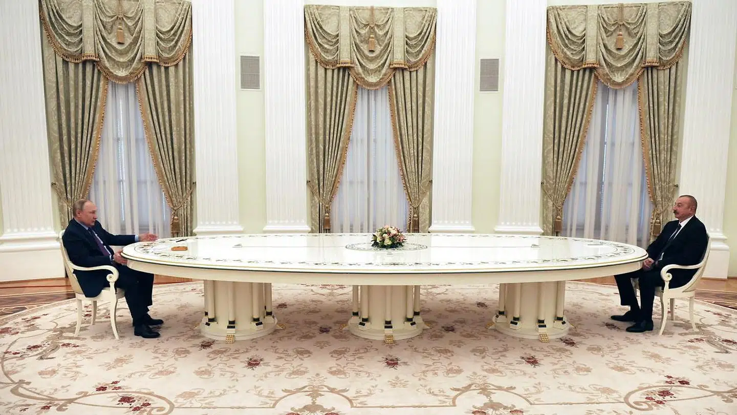 Ruslands præsident, Vladimir Putin (tv.), med Aserbajdsjans præsident, Ilham Alijev.