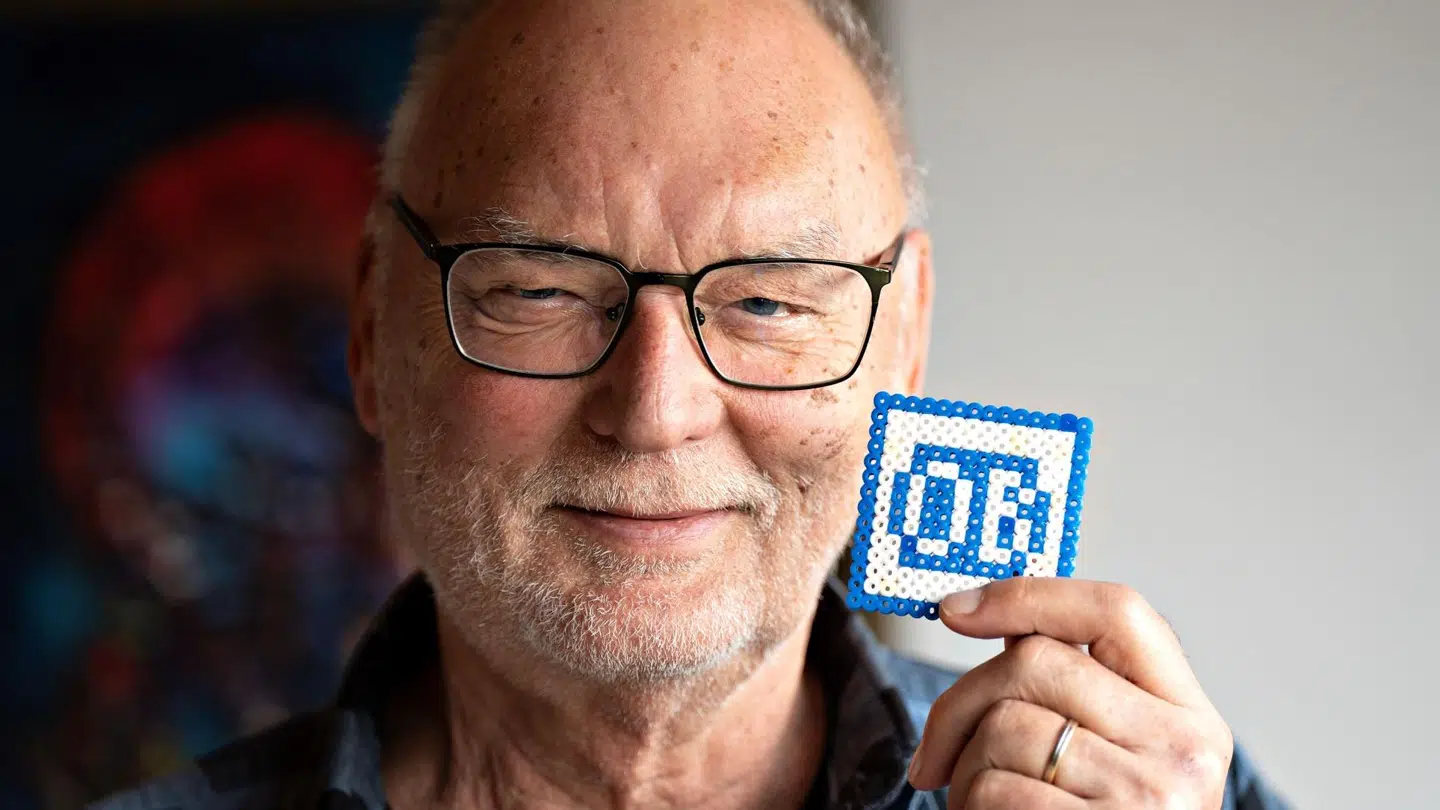 Leif Davidsens barnebarn har lavet en OB-perleplade, der har fået plads på forfatterens skrivebord.