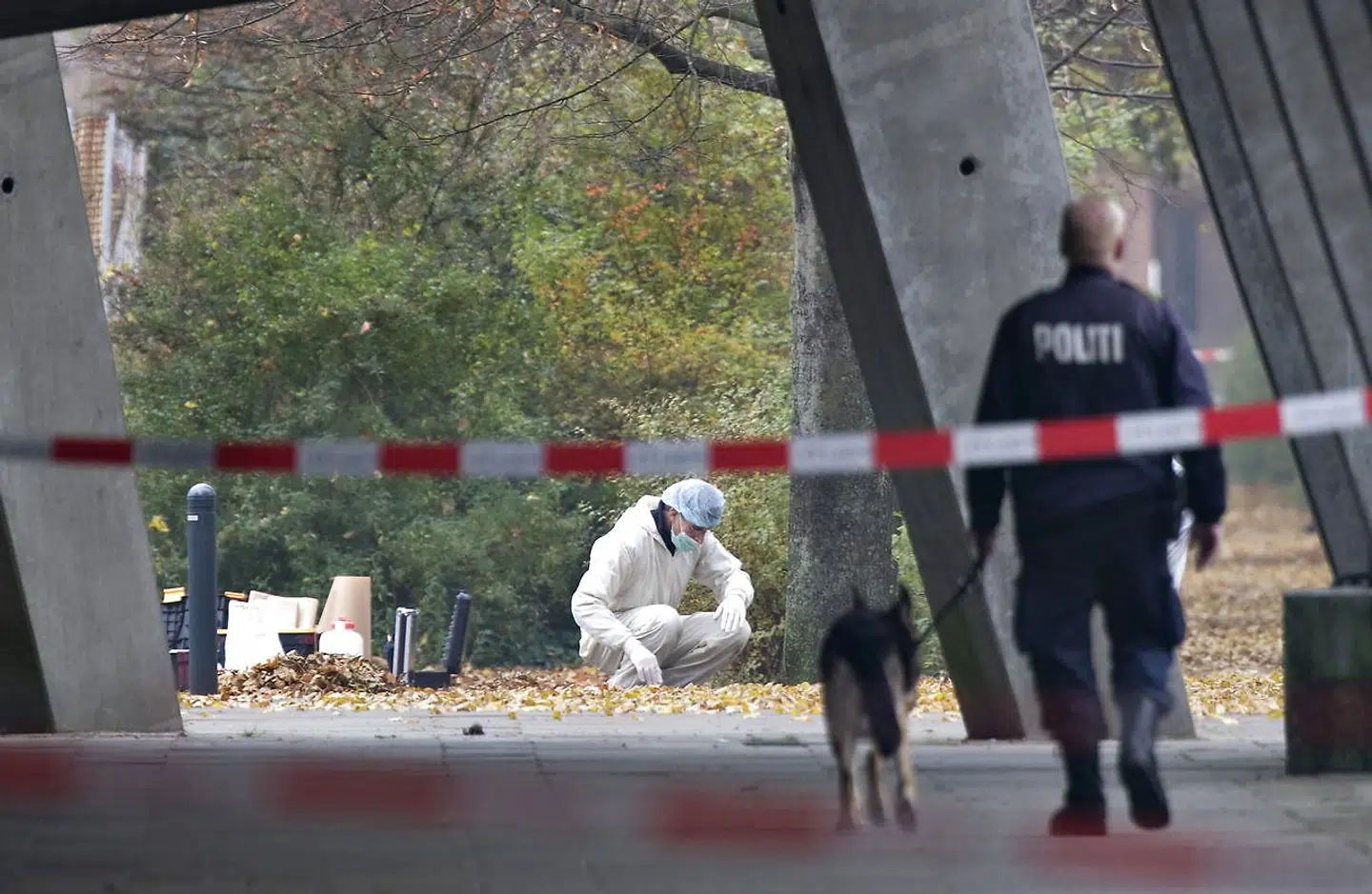 En kun 15-årig dreng vil blive krævet varetægtsfængslet, når han mandag fremstilles i grundlovsforhør i Aalborg, sigtet for drab. Drengen blev anholdt sidst på eftermiddagen søndag, sigtet for at have tævet en 48-årig mand til døde tidligt lørdag morgen. Ud på aftenen blev en 23-årig mand anholdt. Han sigtes også for drabet, men det var tidligt mandag morgen uvist, om han fremstilles i grundlovsforhør. En tredje mand, der blev anholdt samtidig med drengen, havde intet med drabet at gøre og blev løsladt søndag aften, oplyser politiet. (se Ritzau historie 290527) – Her politiets teknikere i gang med arbejdet på gerningsstedet.