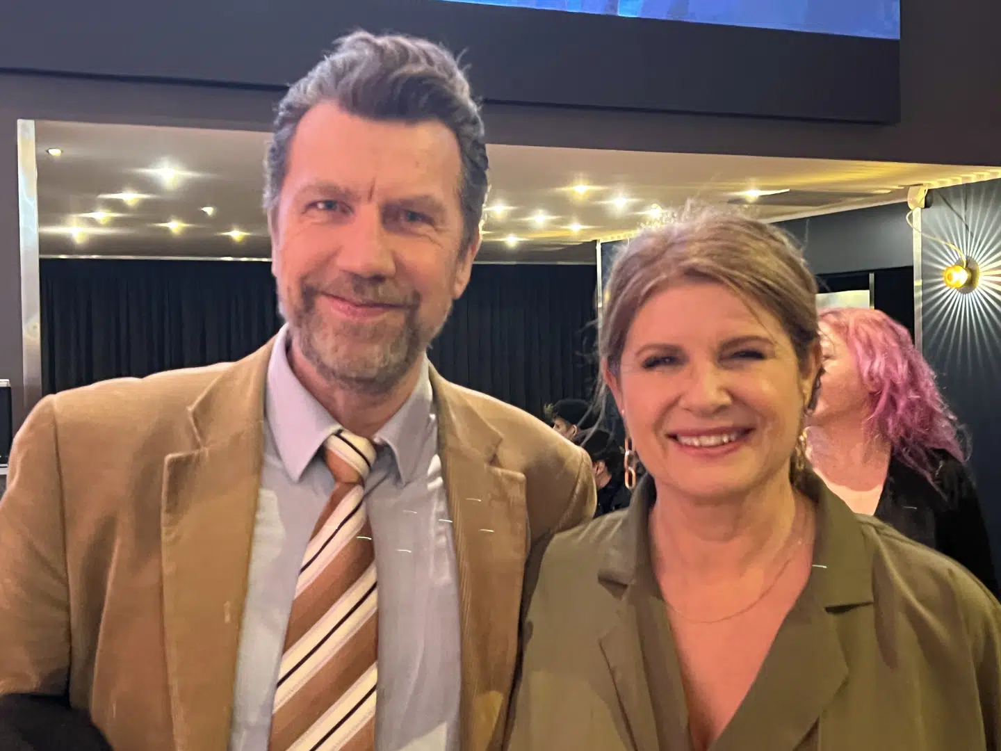 Jesper Lohmann med sin forlovede Lise Frølund til gallapremiere på filmen 'Rose' i Imperial, onsdag 23. februar 2022.