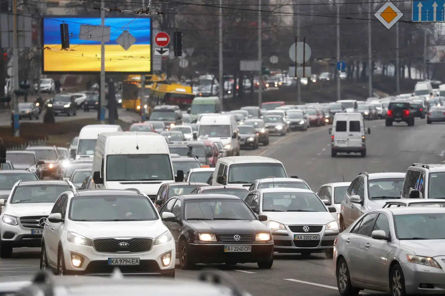 Biler kører torsdag og fredag i lange køer på vej ud af den ukrainske hovedstad, Kiev. Valentyn Ogirenko/Reuters