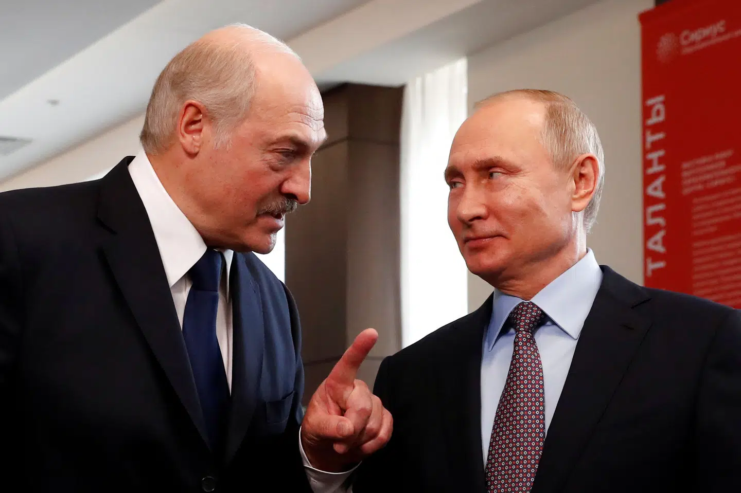 Hvideruslands præsident, Aleksandr Lukasjenko (t.v.), risikerer at blive ramt af sanktioner fra Japan. Lukasjenko er en af den russiske præsident Putins (t.h.) nære allierede. (Arkivfoto) Pool New/Reuters