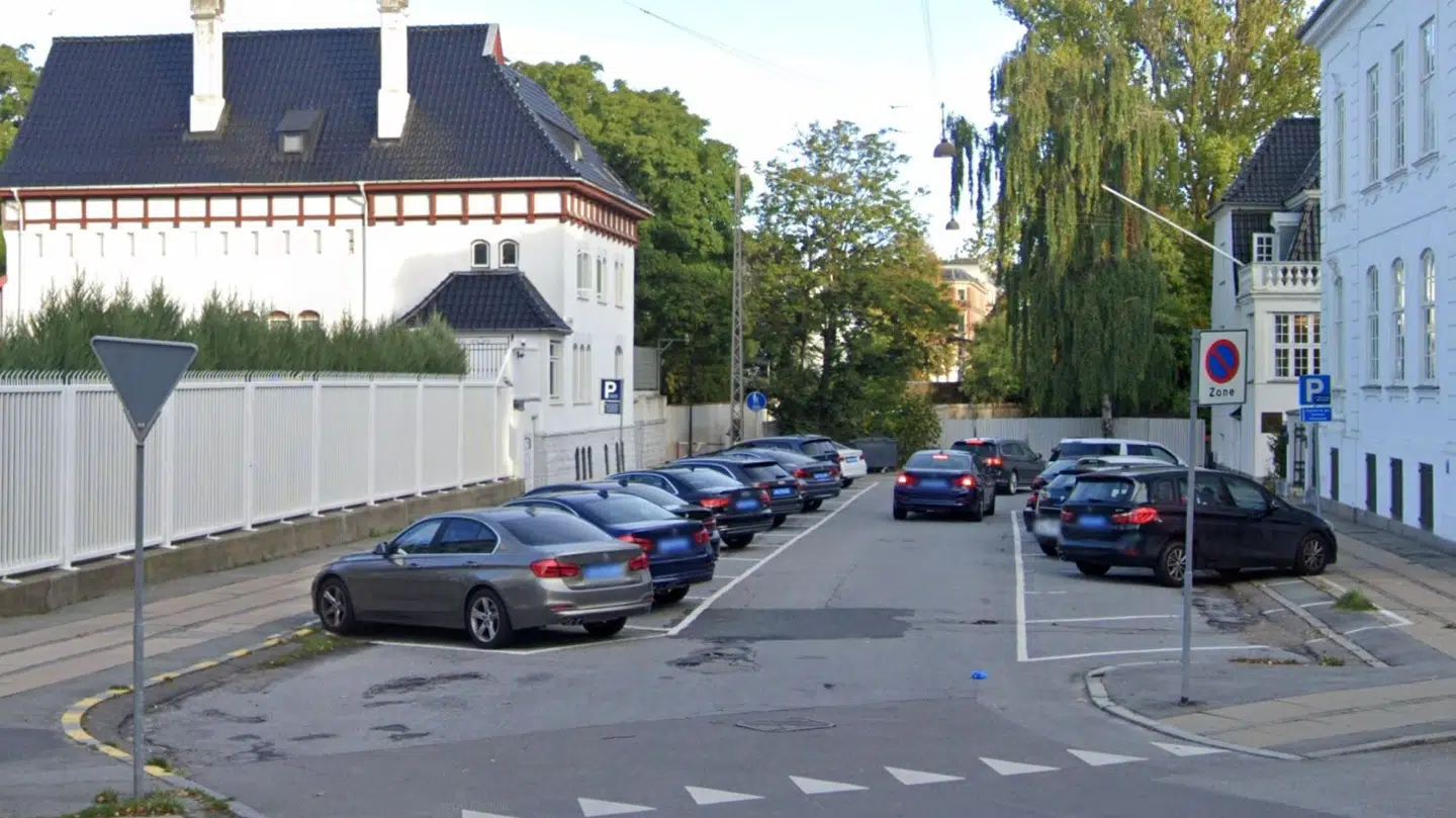 De 23 parkeringspladser ved den russiske ambassade er reserveret til ærinder ved ambassaden og ikke alene til parkering af ambassadens egne køretøjer. På dette Google Street View-foto, der er taget oktober 2020, kan man dog se, at der stort set kun holder biler med blå ambassadenummerplader ude foran Ruslands ambassade. Foto:Google Street View