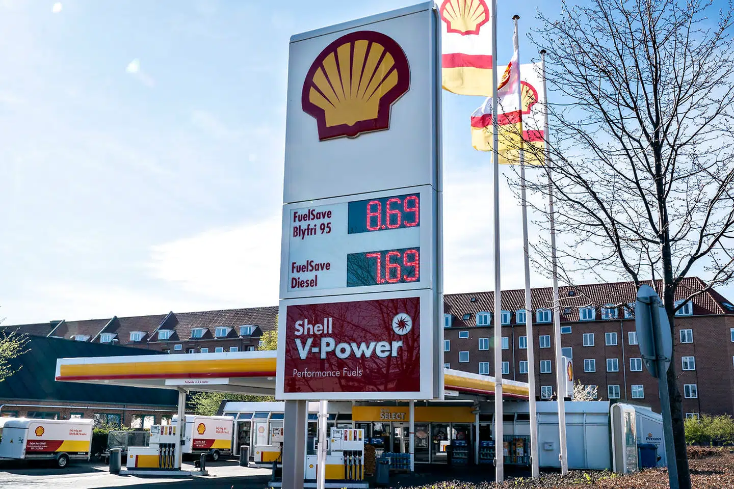 Under corona-krisen i starten af 2020 faldt bencinprinsen et godt stykke under ni kroner for en liter. Nu kan Ukraine-krisen sende prisen op mod 15 kroner/liter inden for den næste uge.