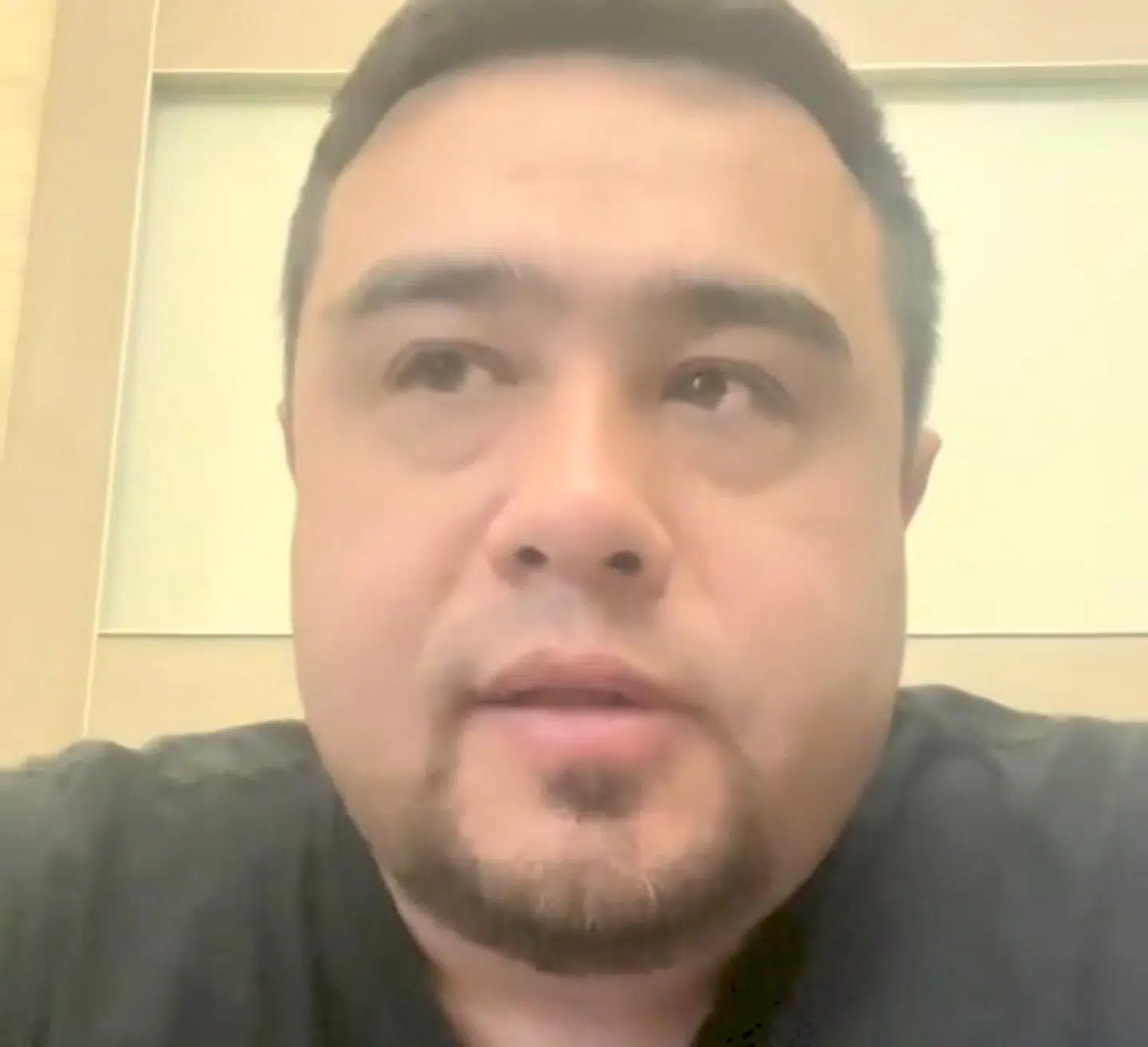 Evgeny frygter for sig selv og sin familie, mens russiske tropper nærmer sig byen.