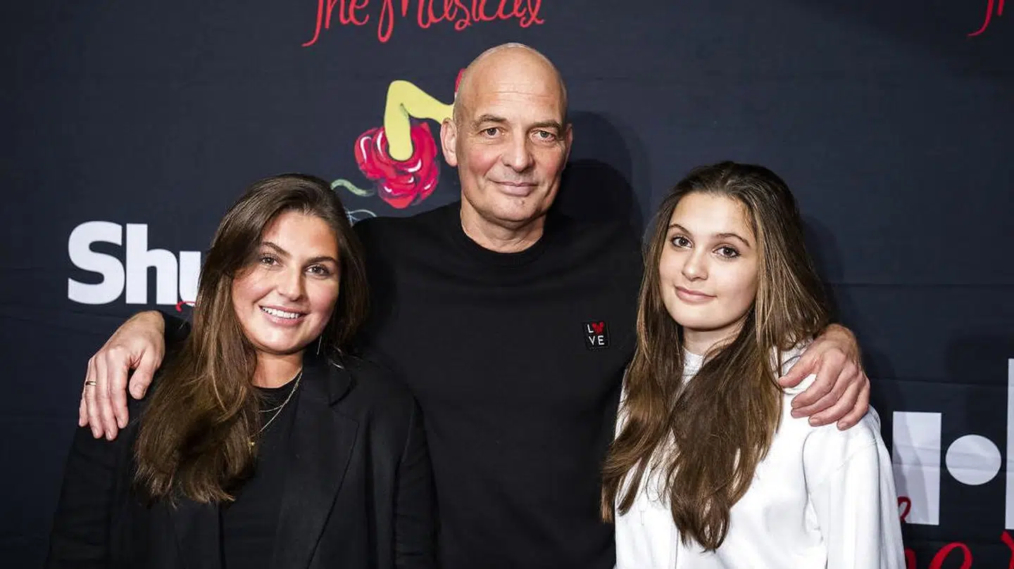 Peter Tanev havde sine døtre Ella og Rosa med til premieren.