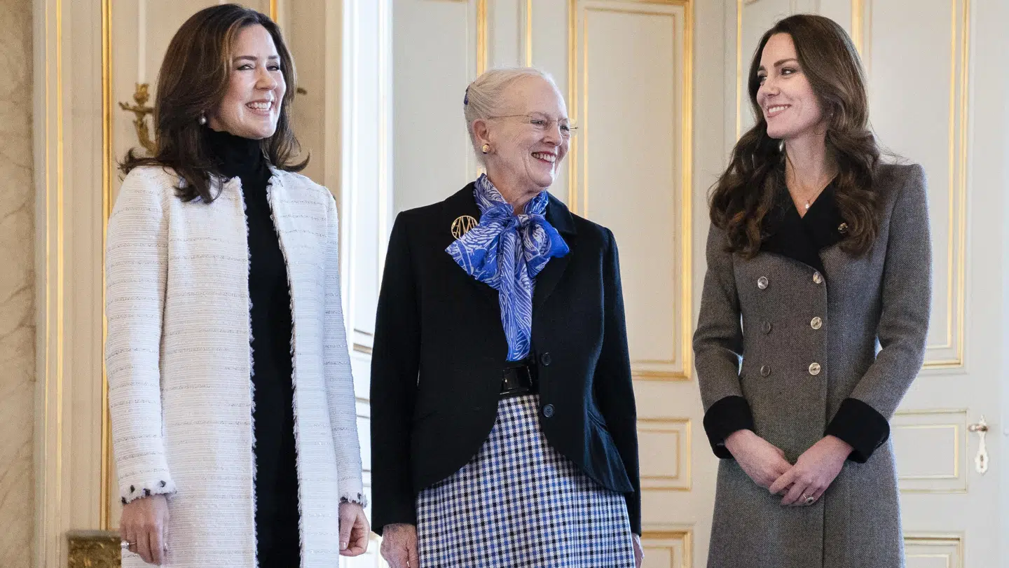 Dronning Margrethe tager imod hertuginde Kate på Amalienborg.