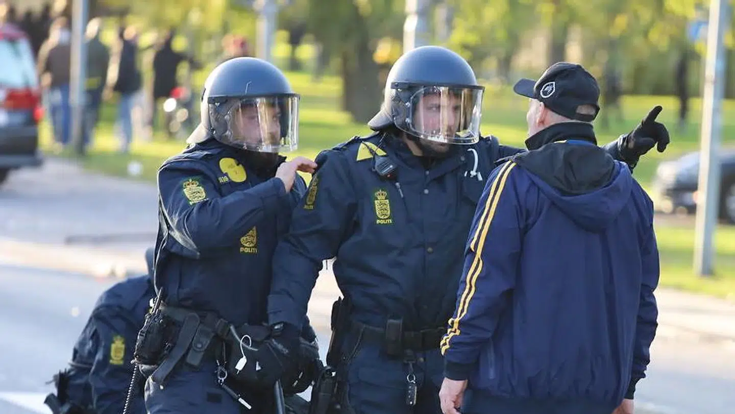 Politi og fodboldfans støder sammen efter Superliga-kampen Brøndby-FCK på Brøndby Stadion søndag 24. oktober 2021.