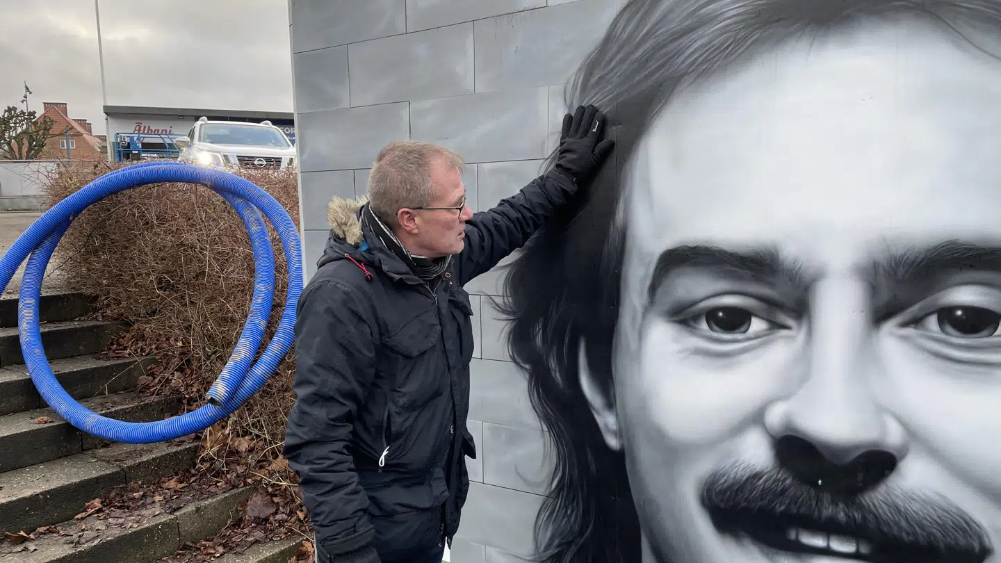 Henrik Skovgaard hilser på OB-legenden Lars Høgh ved 'Høghens Mur' før hver kamp …
