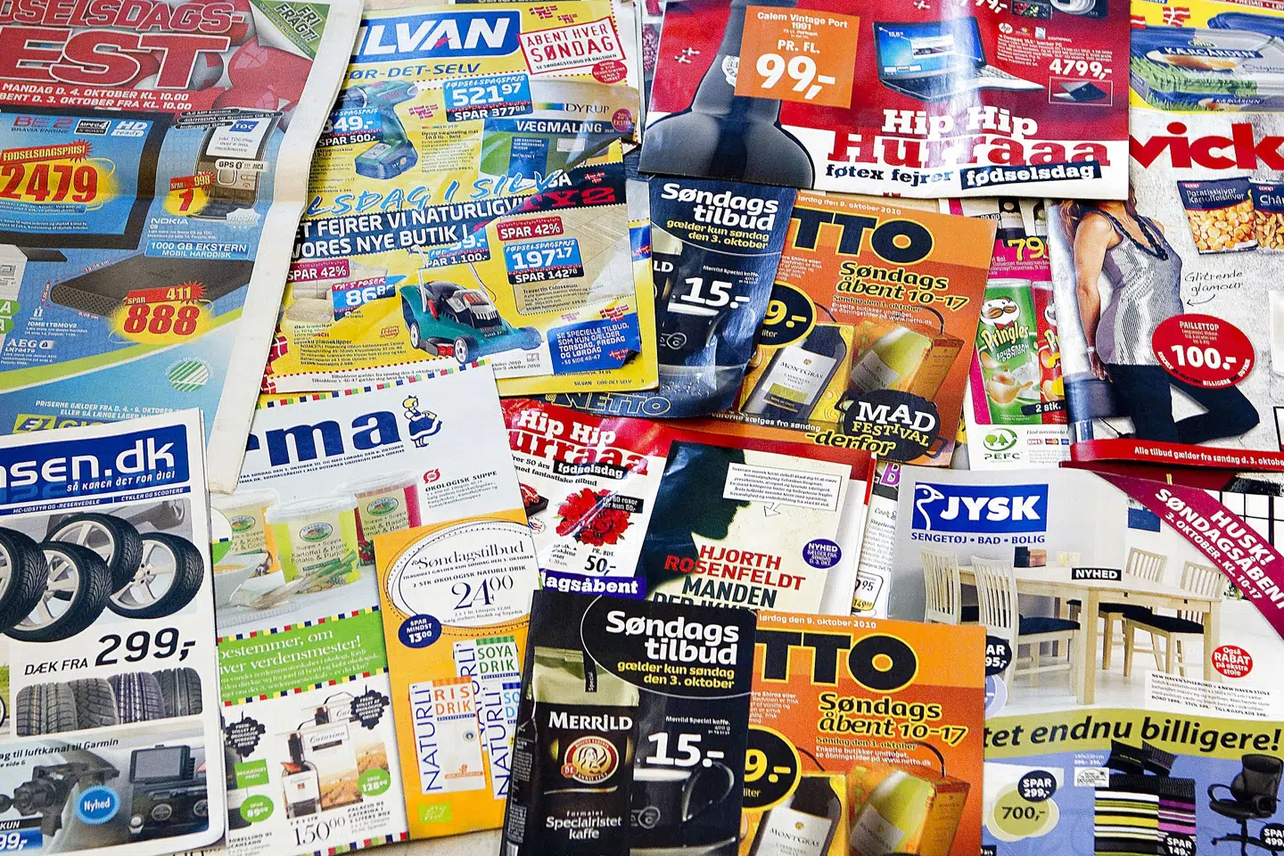 Reklamer og tilbudsaviser. Der omdeles ifølge Dansk Affaldsforening cirka 100.000 ton papirreklamer om året i Danmark. Mange af dem ryger direkte fra postkassen i skraldespanden. Det må stoppe nu, mener DI, Coop-koncernen og en lang række organisationer. (ARKIV) Nils Meilvang/Ritzau Scanpix