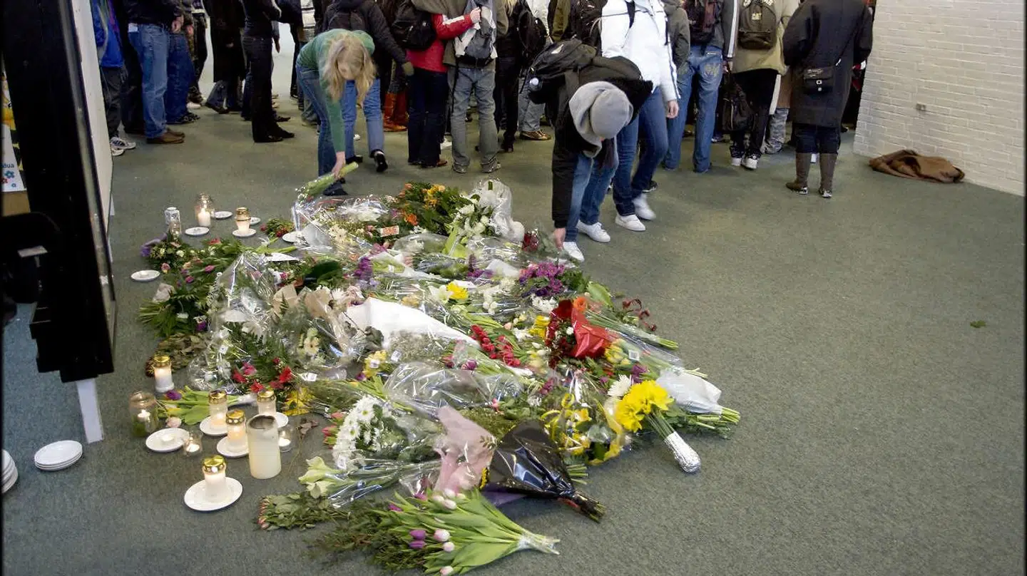 Få drab har rystet aalborgenserne som sagen om drabet på Cille til en gymnasiefest på Hasseris Gymnasium. Her ses elever til mindehøjtidelighed få dage efter drabet 4. marts 2006.