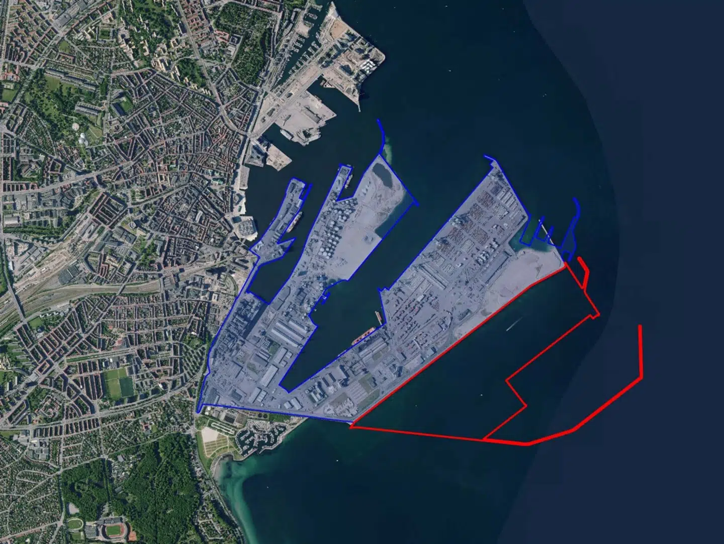 De blå streger viser det nuværende areal på havnen. Hvis det bliver vedtaget af, at havnen skal udvides med 100 hektar, vil den komme til at fylde hele det røde areal, som i dag er vand. Illustration: Aarhus Kommune