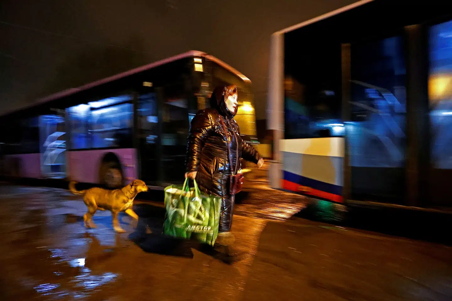 En kvinde er på vej om bord en af de busser, der skal flytte borgerne fra Donetsk til Rostov i det sydlige Rusland. Alexander Ermochenko/Reuters