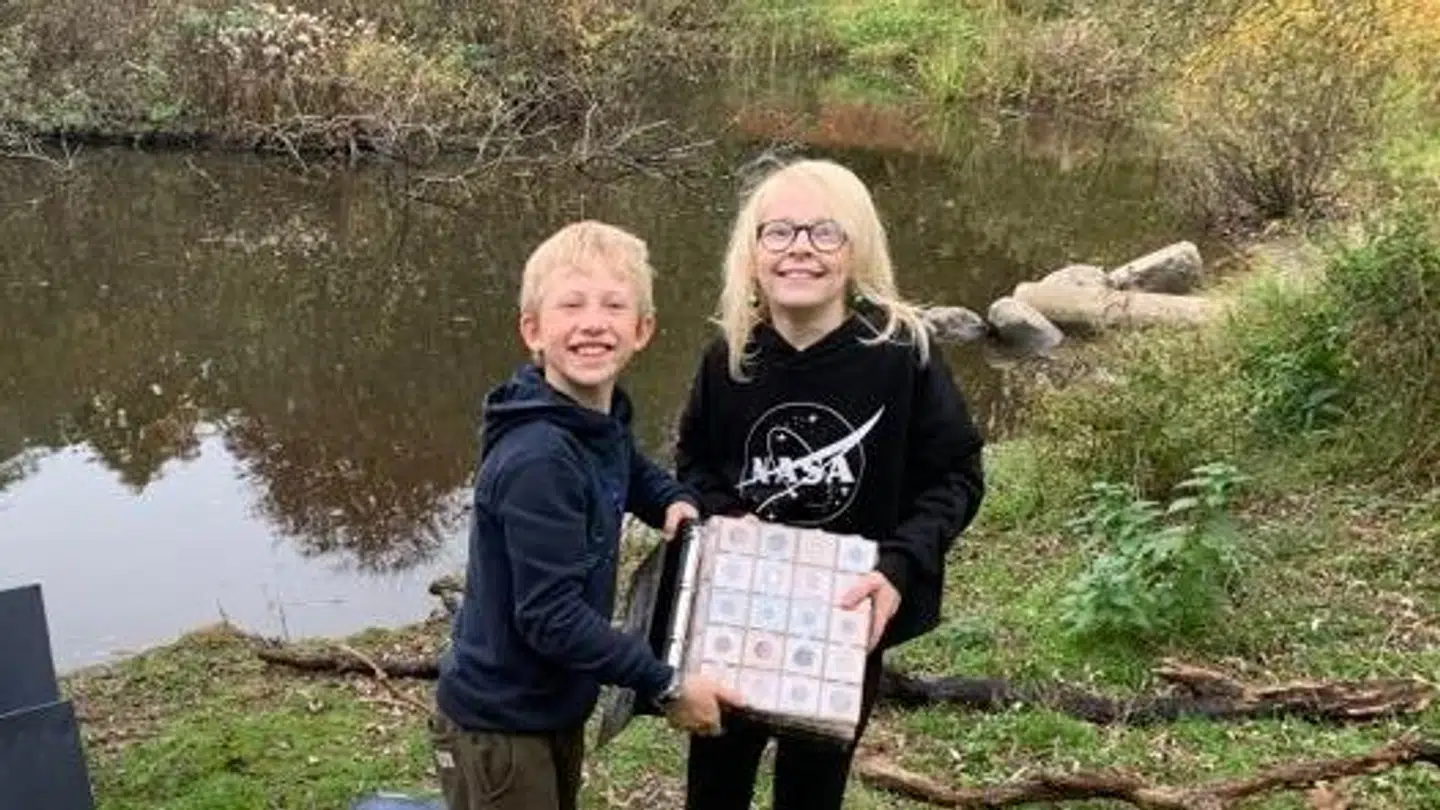 Kalle Kjær Hansen og Alma Noe Westberg var stolte af deres fund, og Kalles far Bjørn Hansen kunne fortælle, at veninden flere gange understregede, at det var hende, der spottede pengeskabet først.