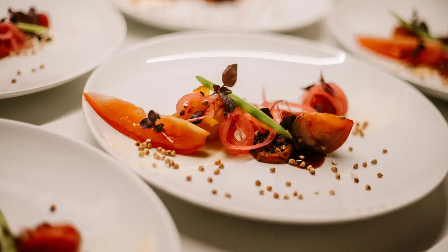Maden bliver tilberedt af forskellige kokke, der har erfaring fra fornemme restauranter, men som frivilligt kokkererer den aften.