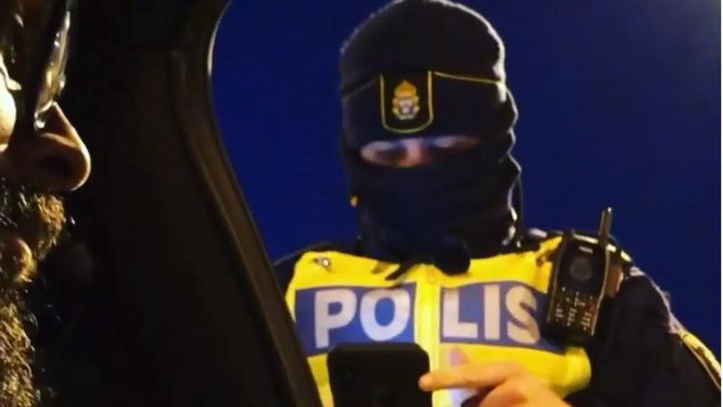 I en af videoerne kan man blandt andet høre politiet spørge Thomas James Thomsen, om bilen er hans, hvad han har i den, hvor han bor, og om han hver dag arbejder i Danmark. Foto: Privatfoto