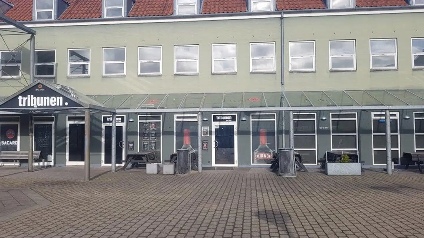 Det er ude foran Tribunen, at unge kan vente sammen i de sene nattetimer.