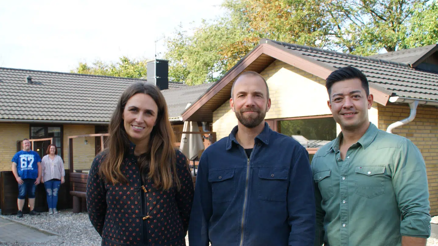 Dennis Lindequist (yderst til højre) tager med designer Søren Vester og ejendomsmægler Line Franck rundt og hjælper boligejere, der ikke kan komme af med deres boliger.