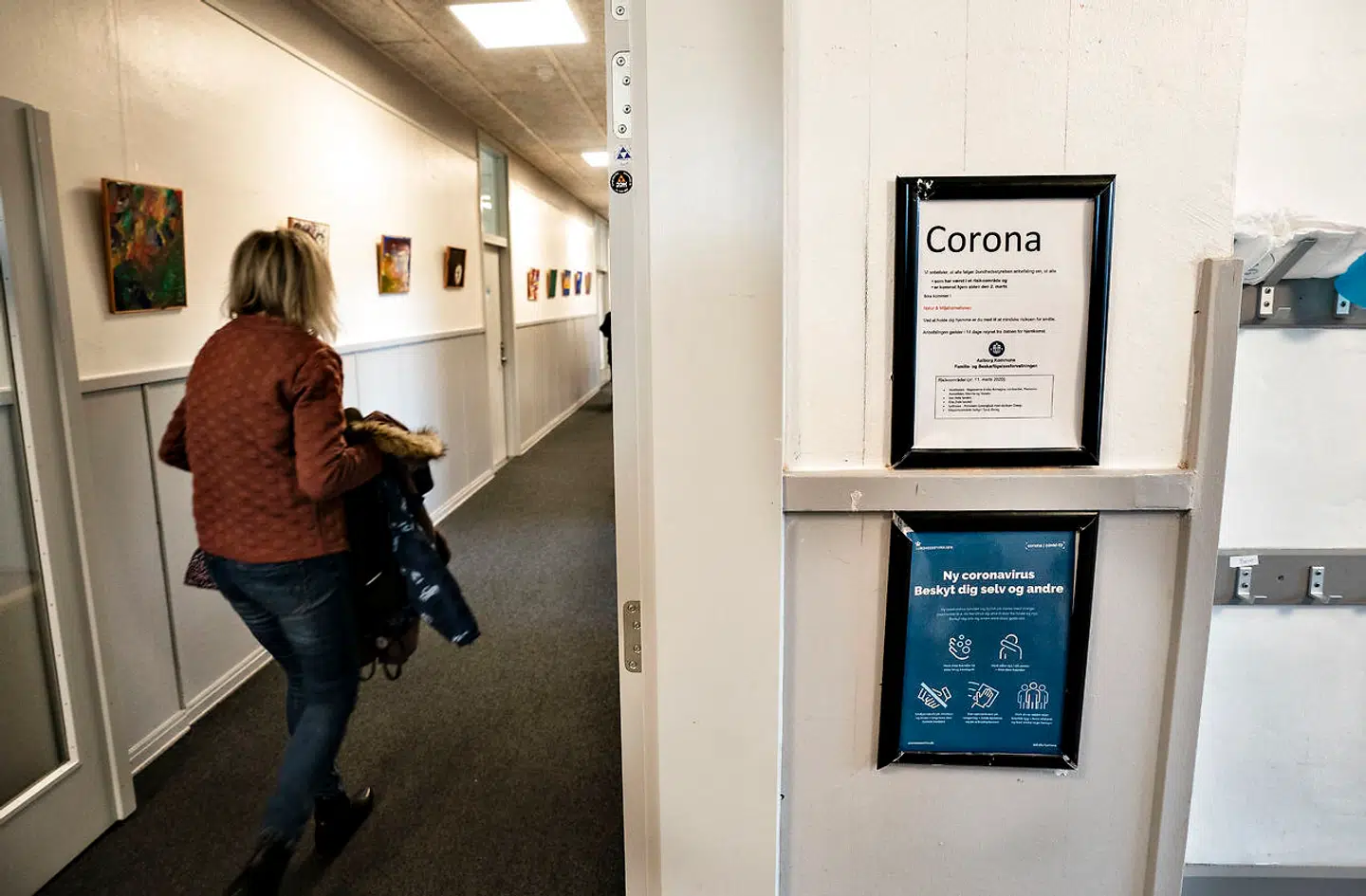 Vuggestuen DUI i Aalborg åbner igen for institutionens børn, onsdag morgen den 15. april 2020. På grund af coronakrisen har vuggestuen været lukket, og efter der er lavet om på vuggestuen inden- og udendørs kan børnene og de voksne pædagoger holde afstand og vaske hænder.. (Foto: Henning Bagger/Ritzau Scanpix)