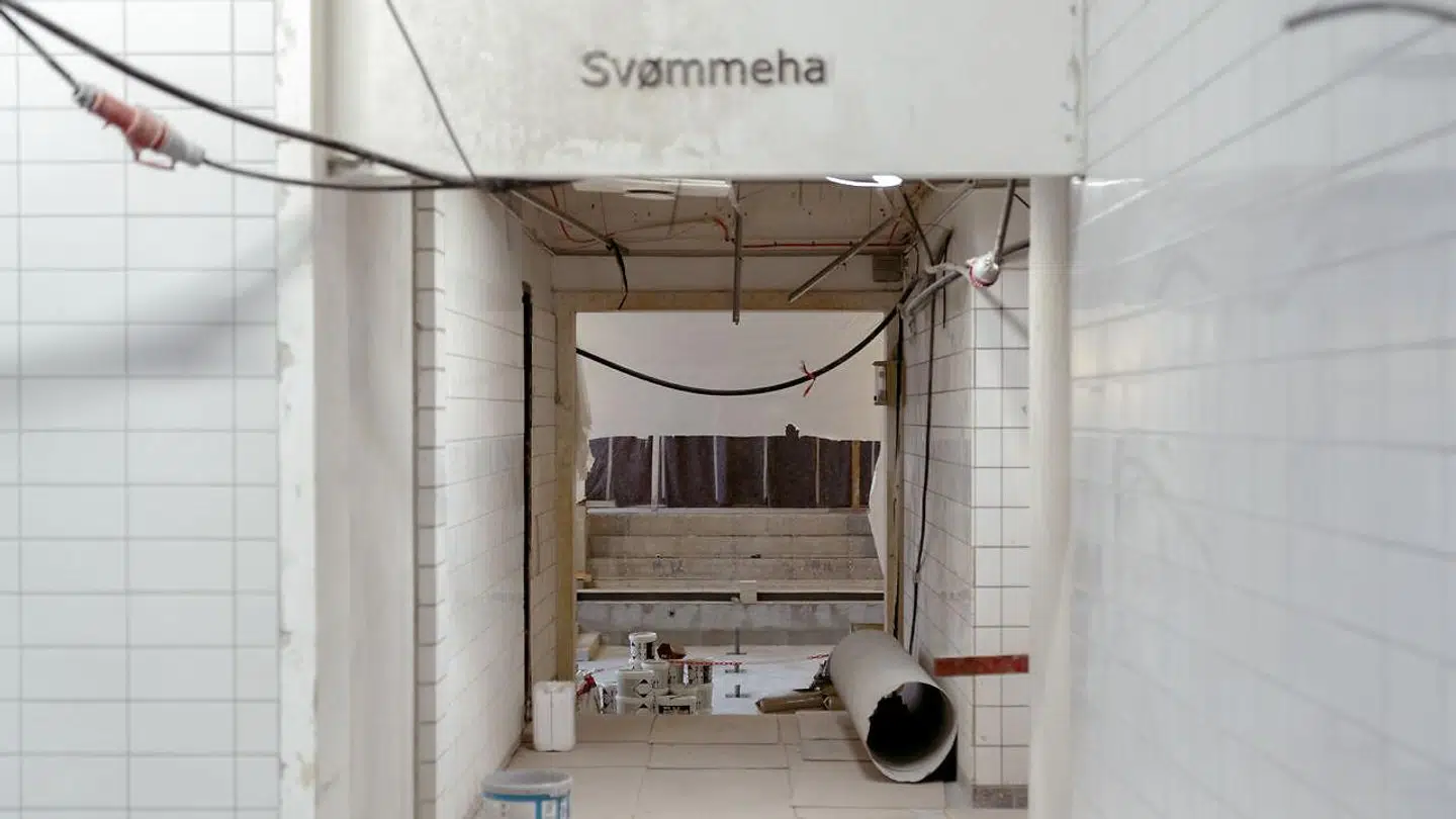 Svømmehallen har siden maj 2020 gennemgået en større renovering, som har trukket så meget i langdrag, at kontrakten med entreprenøren nu er revet i stykker.