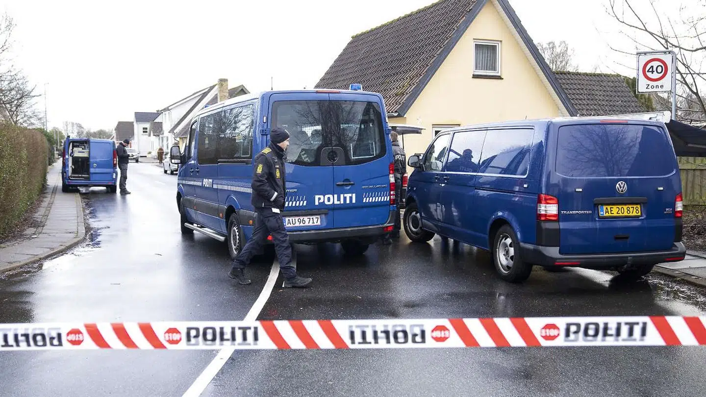 Politiet har i mindst seks dage arbejdet på en adresse i Flauenskjold, som tilhører den varetægtsfængslede af de to 36-årige mænd, der er sigtet for drabet på 22-årige kvinde Mia Skadhauge Stevn.