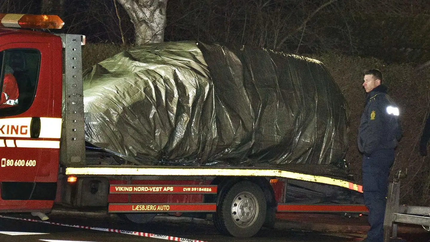 Politiet fjerner onsdag aften en sort bil (her gemt under presenning) på adresse i Flauenskjold i Nordjylland, onsdag aften den 9. februar 2022. Politiet ville skjule bilen for pressen. Arbejdet fortsætter om aftenen hvor der nu er opsat lys af Beredskabsstyrelsen. To 36-årige mænd er blevet anholdt i forbindelse med sagen om den savnede 22-årige kvinde Mia Skadhauge Stevn.. (Foto: Henning Bagger/Ritzau Scanpix)