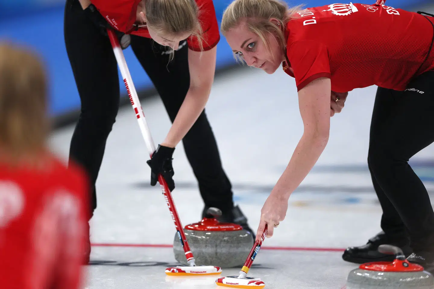 De danske curlingkvinder vandt mandag sit andet opgør ved vinter-OL i Beijing. Det gik ud over Rusland. Evelyn Hockstein/Reuters