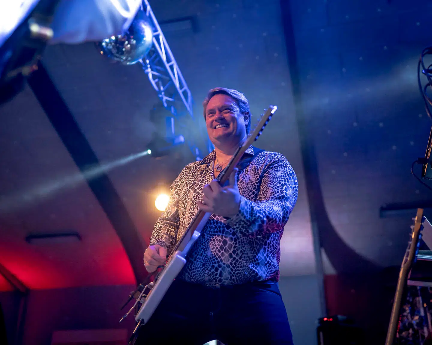 Johnny Hansen elsker at optræde. 200 dage om året er han på landevejen med Kandis – og de tilbagelægger 100.000 kilometer om året.